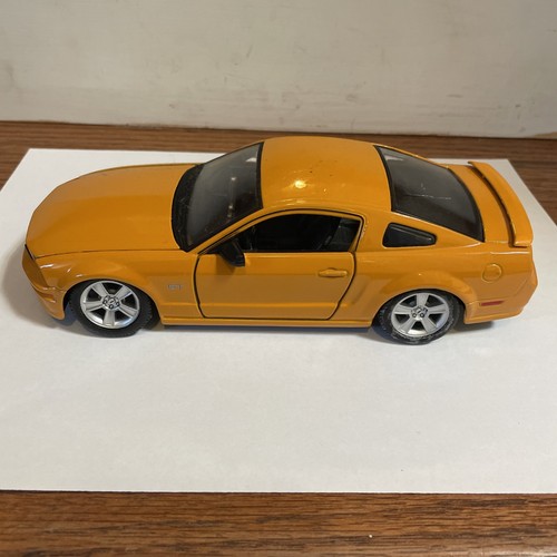 Maisto Special Edition Yellow/Orange 2006 Ford Mustang GT 1:24 Scale - Bild 3 von 15