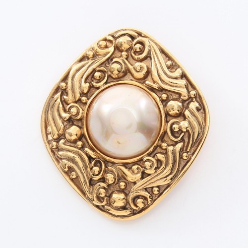 CHANEL Brooch Gold Plated Artificial pearl White Used Women CC Coco