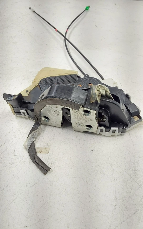 Toyota Yaris SE 2013 actuador de bloqueo de puerta delantera derecha OEM Foto 4 de 4