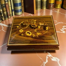 Sorrento Specialties Music Box Inlaid Wood Handmade Plays C'est Magnifique Vtg