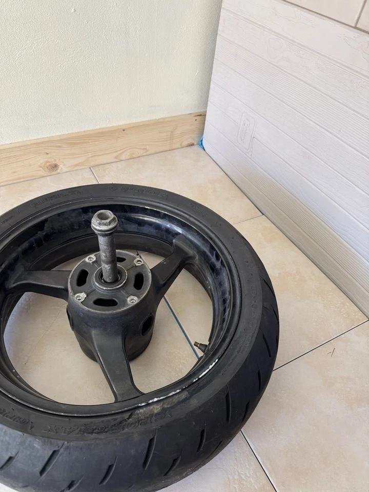 Rueda trasera y neumático Honda Cbr600rr 2003-2004 Foto 3 de 4