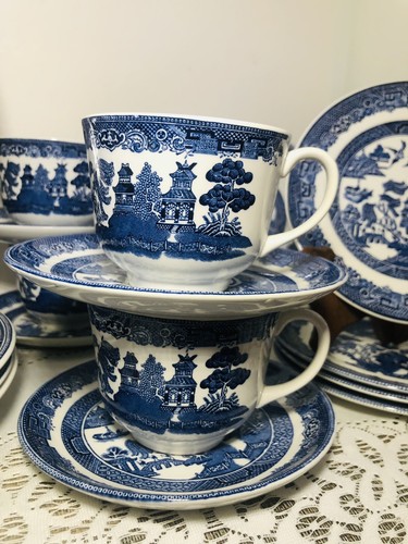 20 Pc Johnson Brothers Blue Willow 4 Place Setting Ironstone Plate Bowl Cup EUC - Picture 3 of 8