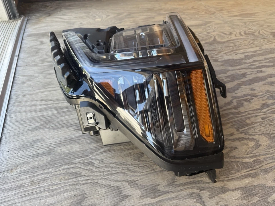 GMC Sierra At4 2025 OEM LH faro LED Foto 2 de 4