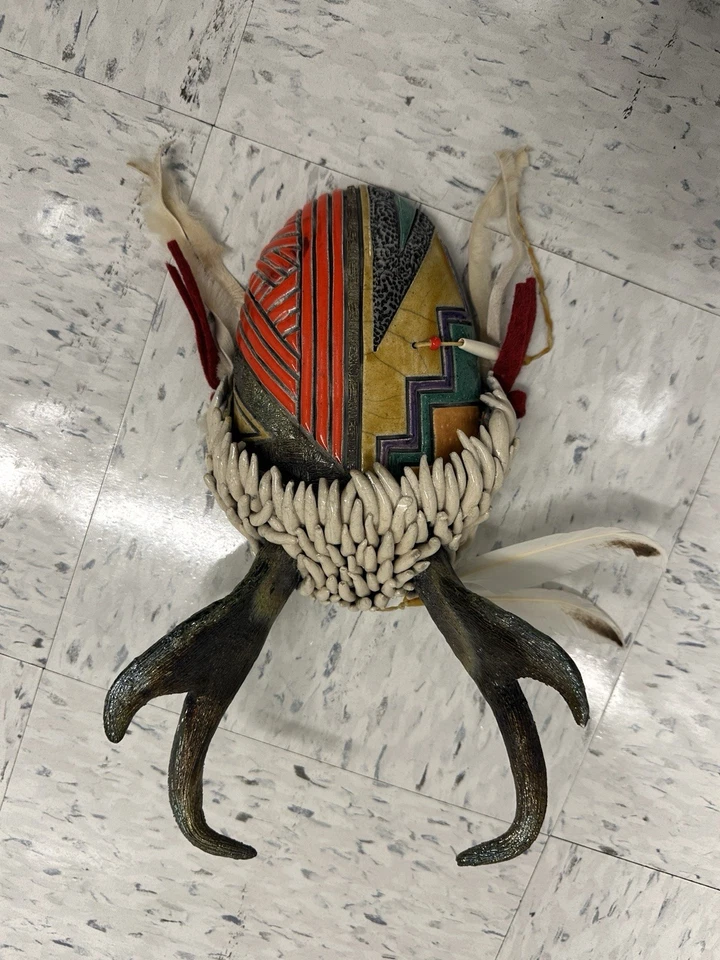 美洲原住民葫芦面具装饰贝壳、羽毛和鹿角 — 第 2/2 张图片