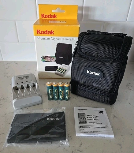 KODAK K605 Premium Digital Camera Kit w/Ni-MH Battery Charger & Case- Open Box