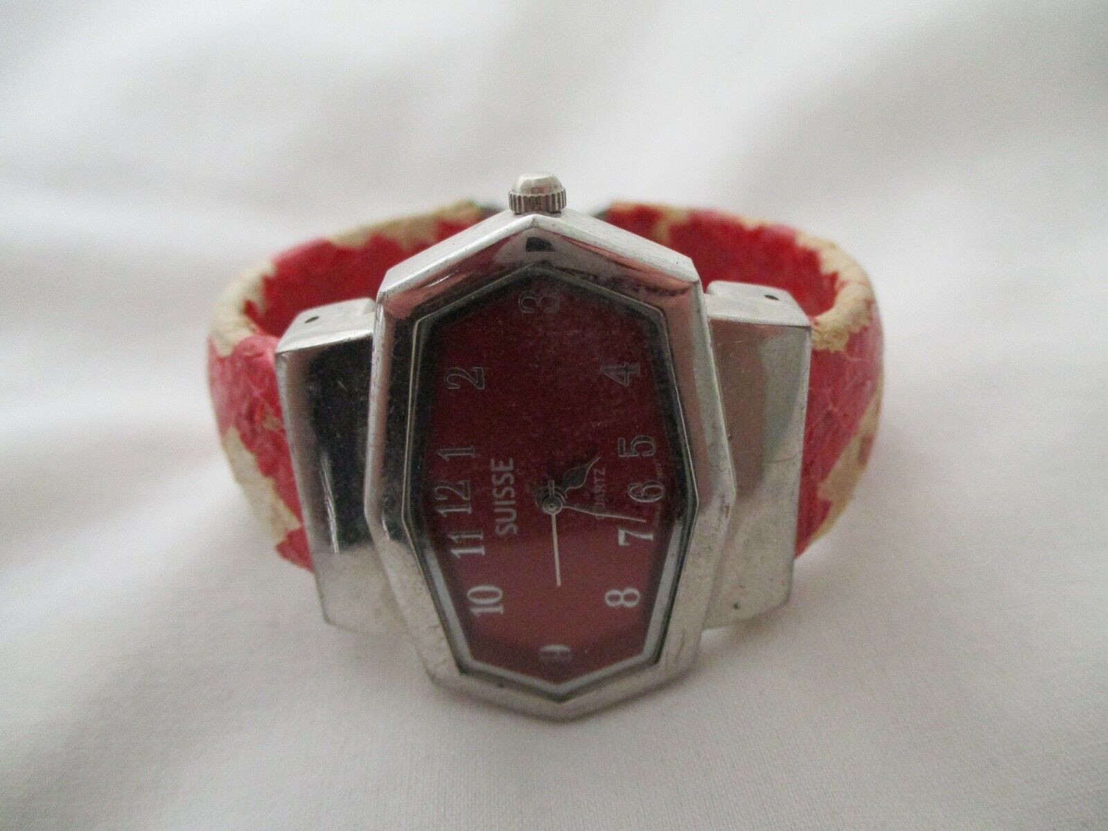 Suisse Analog Wristwatch with a Cuff Band and Quartz Movement