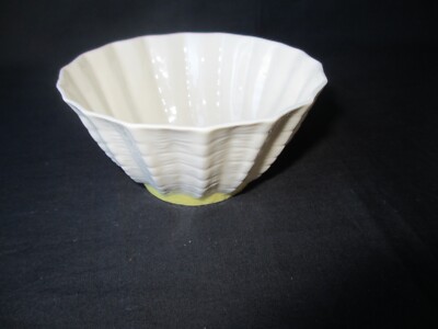 BELLEEK, MUSCHELMUSTER, GELBES BASISBAND, ZUCKERDOSE, 7. BRAUNE MARKIERUNG, SEHR GUTER ZUSTAND