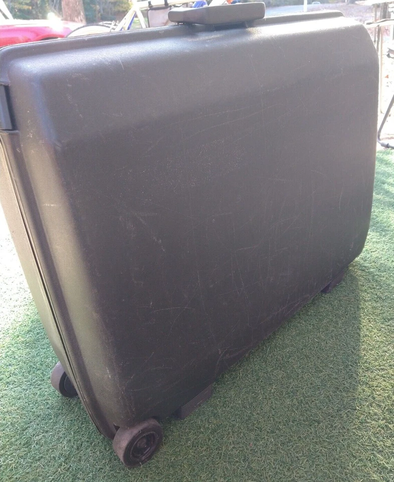 SAMSONITE TRIO SL HARDSHELL ROLLING SUITCASE BLACK VINTAGE WITH KEY MADE IN USA - Image 3 of 4