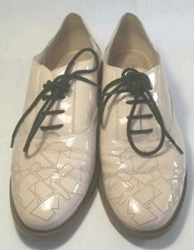 CLARKS SIZE 7D TAYLOR PALM CREAM PATENT ABSTRACT PATTERN LACE UP  B4903112666