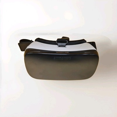 Samsung Gear SM-R322 VR Virtual Reality Headset Powered by Oculus, White