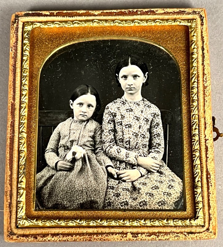 1/6 PLATE DAGUERREOTYPE OF YOUNG SISTERS HOLDING HANDS, NO WIPE MARKS