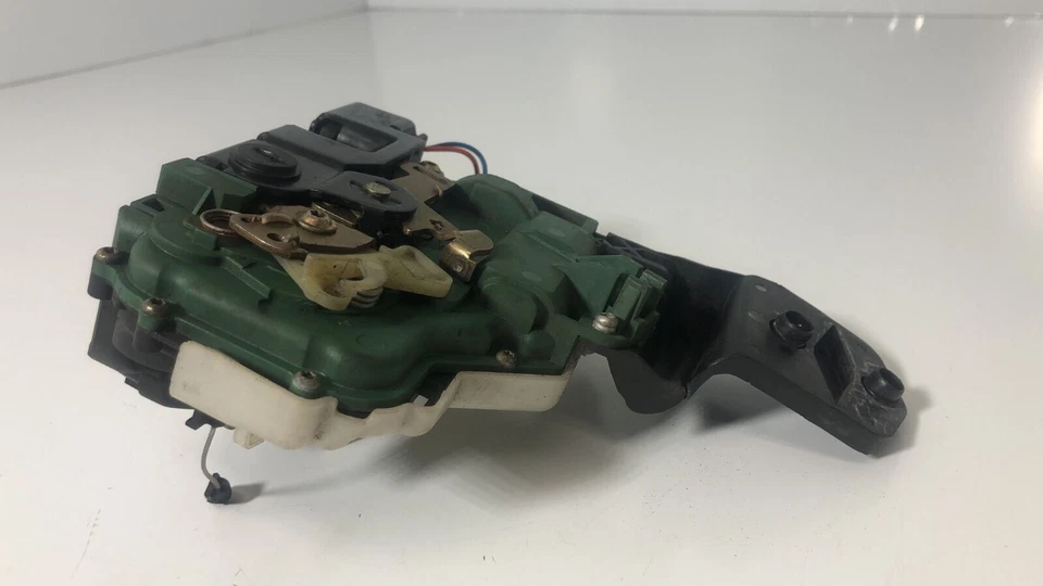 Cerradura puerta trasera derecha Volkswagen Passat O/S 2003 3B0837868 A150 Foto 4 de 4