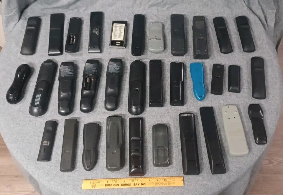 Lote de 33 mandos a distancia diversos, sin probar Foto 2 de 4