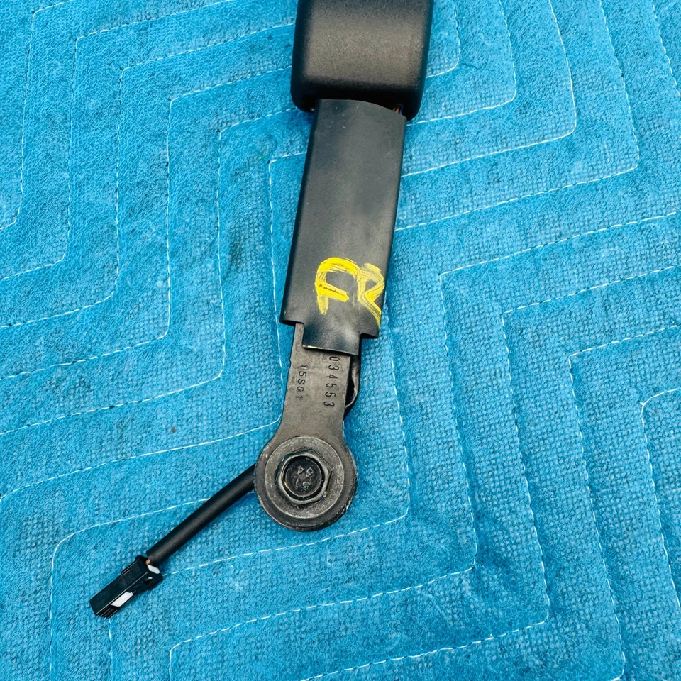 Pretensor de hebilla de cinturón de seguridad delantero derecho Infiniti M56 M37 Q70 OEM 1034553 127K Foto 4 de 4