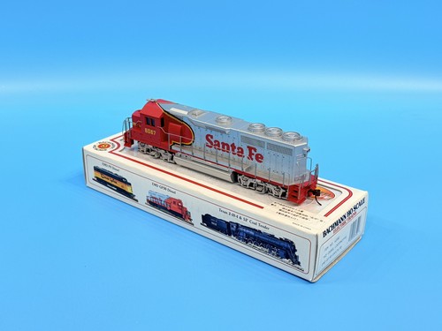 BACHMANN 'HO' SCALE 63502 EMD GP40 'SANTA FE' #6067 DIESEL LOCO BOXED ! - Picture 2 of 5