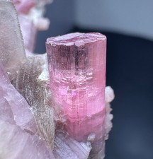 Pink Tourmalin auf Pink Lepidolith Kristalle auf Muttergestein - 108 gramm