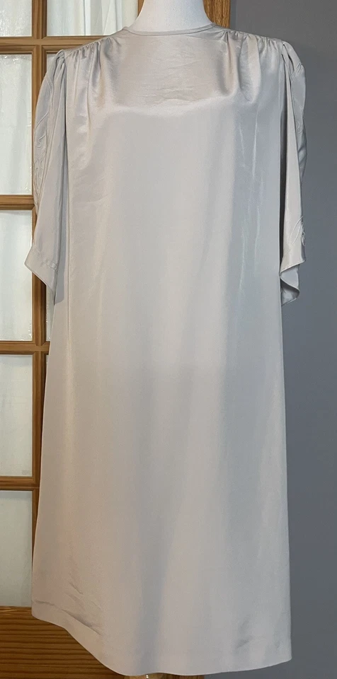 Vestido De Colección CHEZ CALIFORNIA Plateado Satinado Talla L Mangas Tulipán Elegante Ropa de Noche Foto 2 de 4