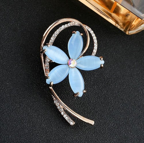 Broche Bijou Fleur Cristal bleu en Acier doré. - France
