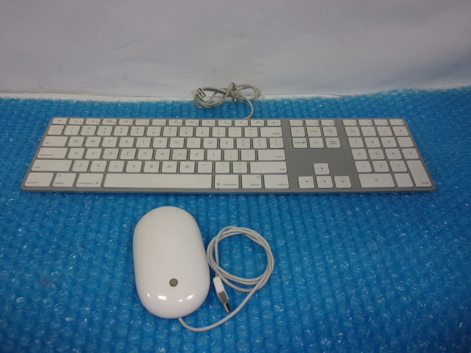 Teclado con cable USB de aluminio blanco Apple A1243 y mouse con cable Apple A1152 Foto 2 de 4