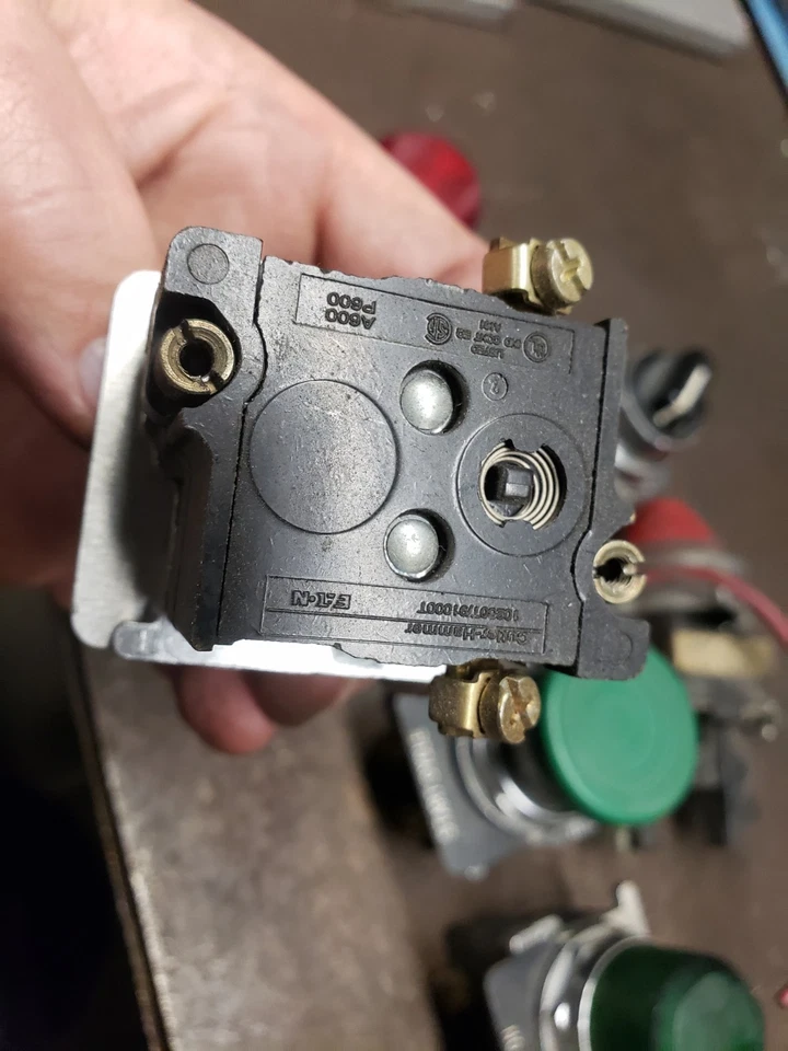 Lote de 6 pulsadores e interruptores selectores Cutler Hammer. Foto 4 de 4