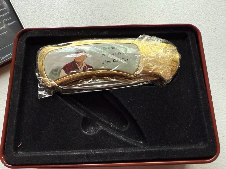 CUCHILLO PAUL “BEAR” BRYANT ALABAMA 1958-1982 HOJA DE 3” 7” EN GENERAL EN ESTUCHE DE HOJALATA Foto 3 de 4