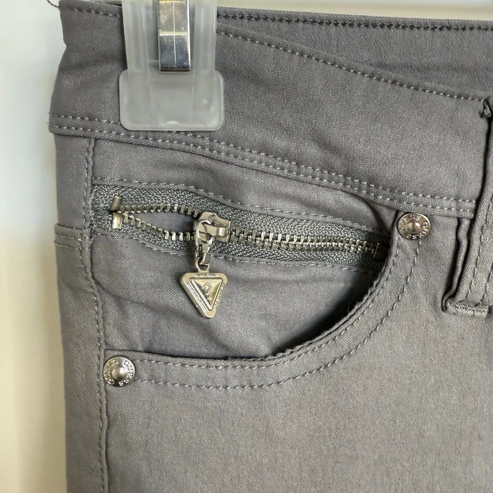 "Pantalones elásticos grises de tiro bajo súper ajustados talla 26"" Guess para mujer" Foto 2 de 4