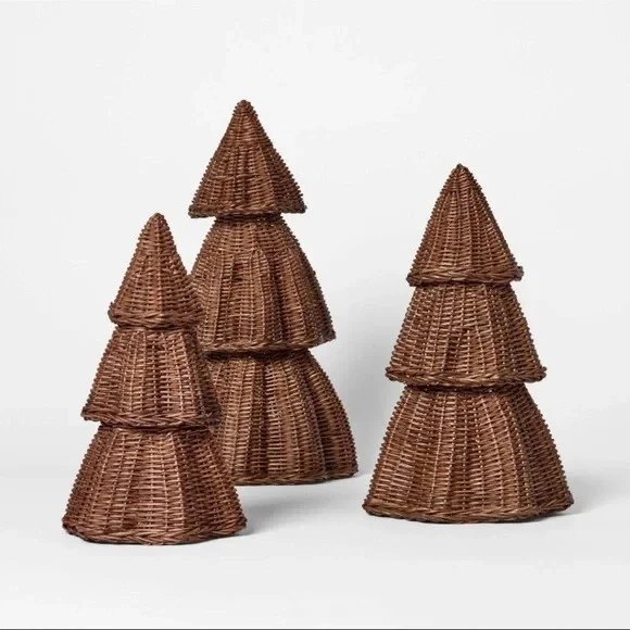 Umbral de árboles de Navidad de ratán marrón festoneado de 3 piezas diseñado con Studio McGee Foto 2 de 3