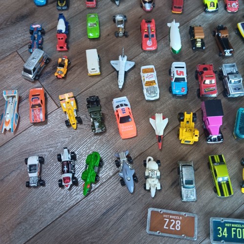 Vintage Lot Of 85 Hot Wheels,Matchbox Cars W/ Hot Wheels Rolling Case Holds 100 - Picture 2 of 12