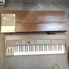 Yamaha DX9 FM Digital Synthesizer Keyboard With Original Case And Manual Working