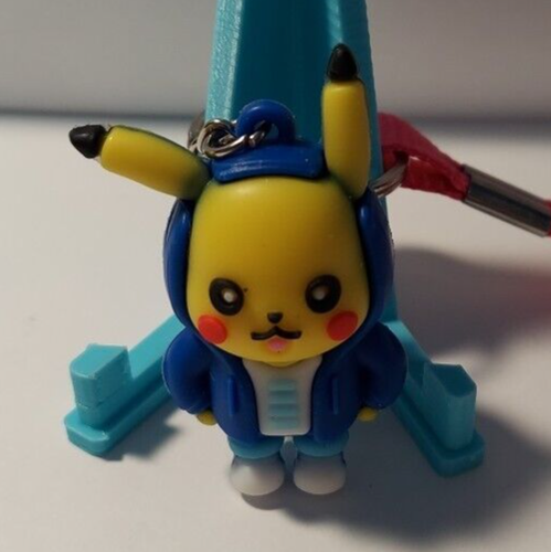 Pikachu (Sudadera Azul) Pokemon Llavero Pequeño 2" Figura - Imagen 1 de 2