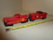 (2) VTG HO TYCO & AHM ATSF SANTA FE WIDE VISION CABOOSE LOT # 7240 & 999246