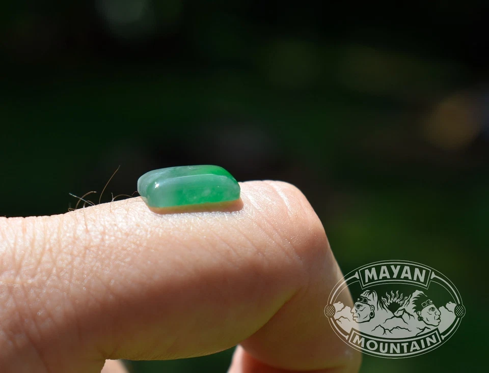 CABUJÓN RECTANGULAR EN JADEÍTA VERDE IMPERIAL GUATEMALTECO NATURAL SIN TRATAR Foto 2 de 4