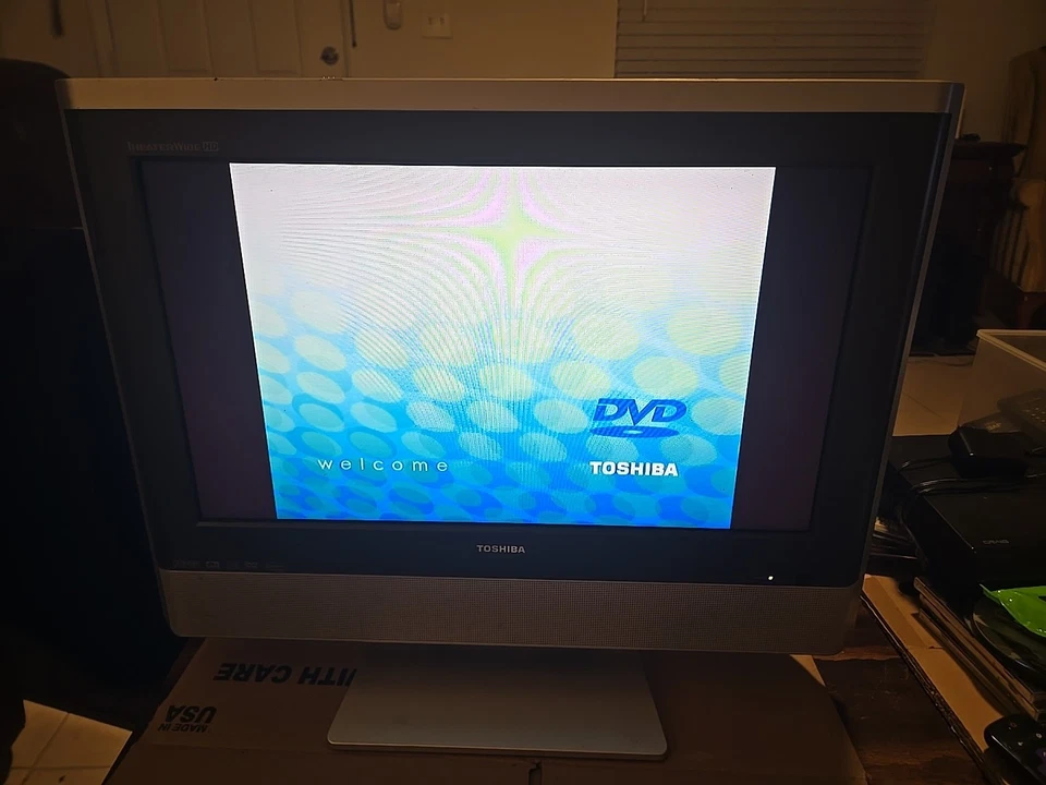 Toshiba 20" TV/DVD Combo TheaterWide HD Model 20HLV86  RV Gaming Retro - Image 3 of 4
