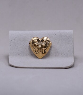 ROTER BIJOUX VINTAGE BROSCHE HERZ METALL GOLDFARBEN BLUME SCHRIFTZUG,,LOVE   NEU