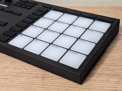 MASCHINE MIDIコントローラー　micro mk3 Compact beat-making device for music production on the go