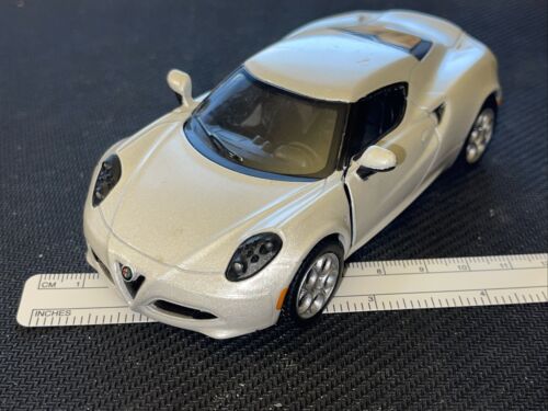 2013 Alfa Romeo 4C White 5" Diecast Model Pullback 1:32 Kinsmart Loose - Picture 2 of 13