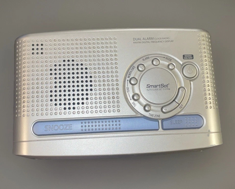 Emerson Research Smart Set Dual Auto Setting Alarm Clock Radio Digital CKS 1855 - Image 2 of 4