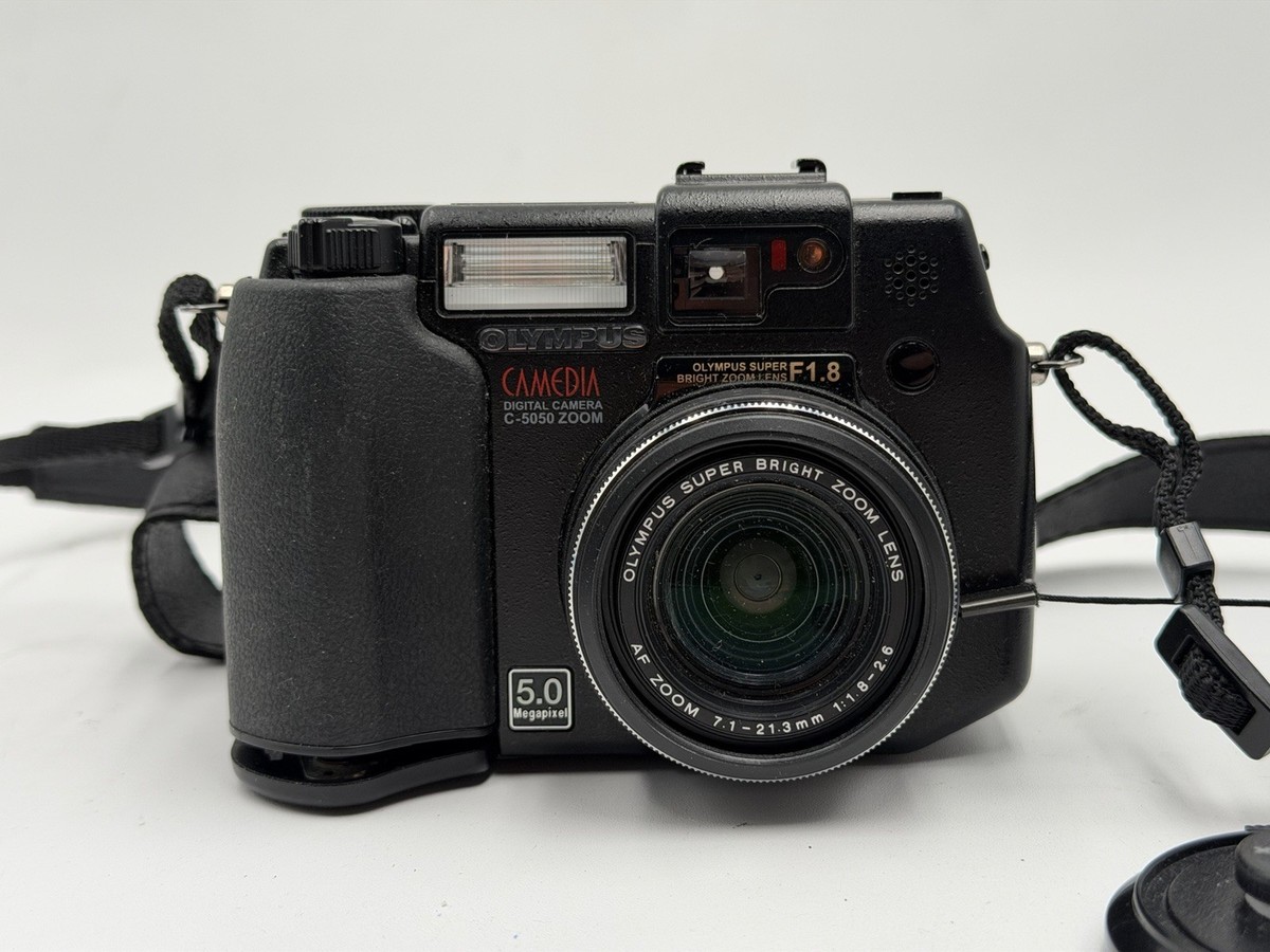 Olympus CAMEDIA C-5050 Zoom 5.0MP Digital Camera Powers On