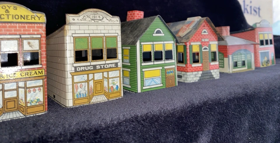 Antiguo contenedor de dulces litográficos de hojalata West Brothers edificios de metal tiendas y más Foto 3 de 4