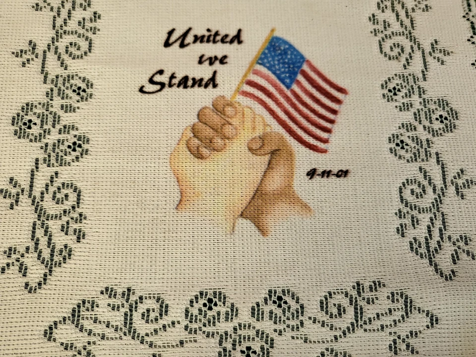 Bandera de encaje blanca de colección bandera de EE. UU. “Unidos estamos” manos juntas 9-11-01 Foto 2 de 4