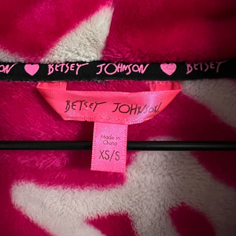 Roupão Betsey Johnson Feminino XS/S Extra Pequeno Lã Rosa Amor Lábios Corações Aconchegante - Imagem 2 de 4