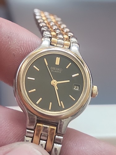 Two Seiko Womens Watches Black Dial An White Dial Two Toned 7N82-0228 V7826E70 - Picture 3 of 12