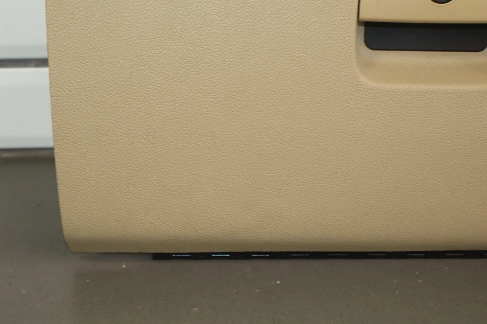 09-14 Chevy Silverado 2500HD LTZ Guantera (Cachemira 226) Foto 3 de 4