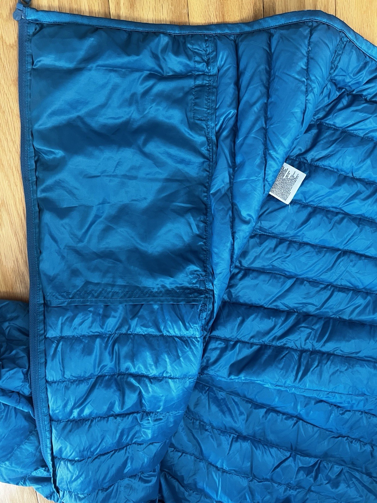 Uni Qlo Packable Down Jacket Size Medium - image 6