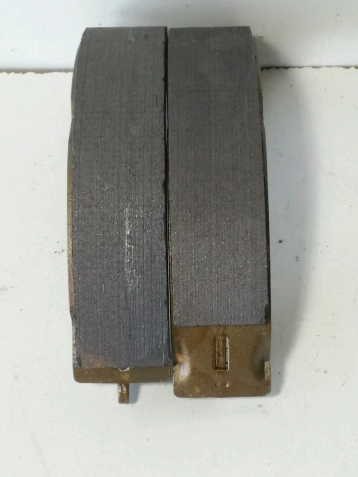 Zapata de freno de tambor Bendix R560 remanufacturada-vista, tracción trasera se adapta a los vehículos enumerados Foto 3 de 4