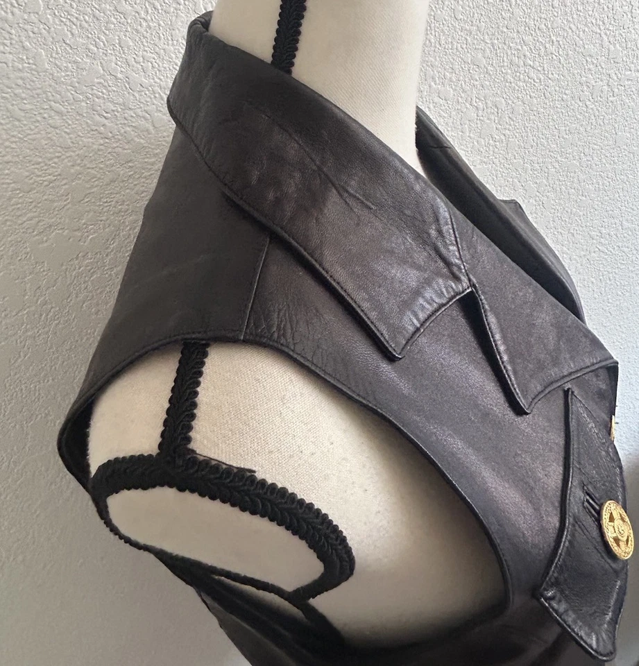 Chaleco de cuero negro vintage Sandro Paris talla 1 botones dorados cuello con muescas cinturón Foto 4 de 4