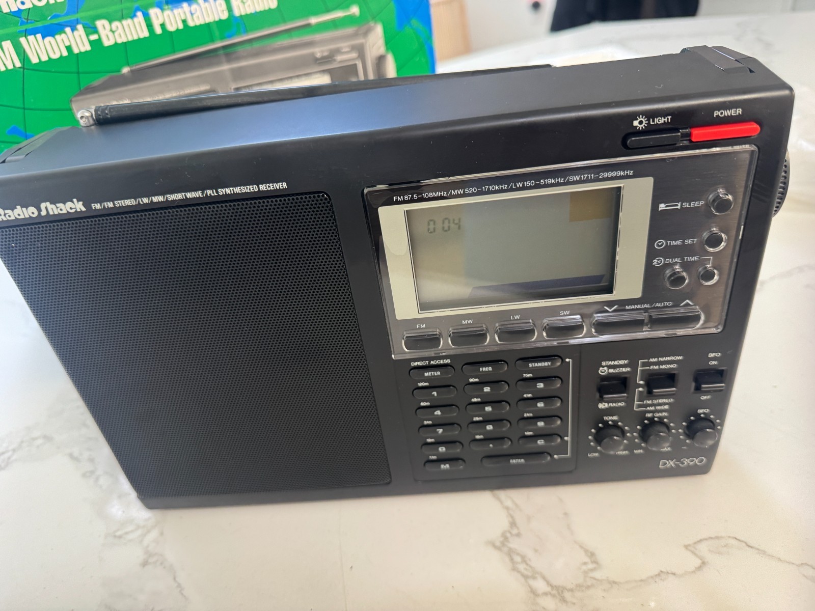 Radio Shack DX-390 AM/FM LW SW World Band Portable Radio Tested w/ Box