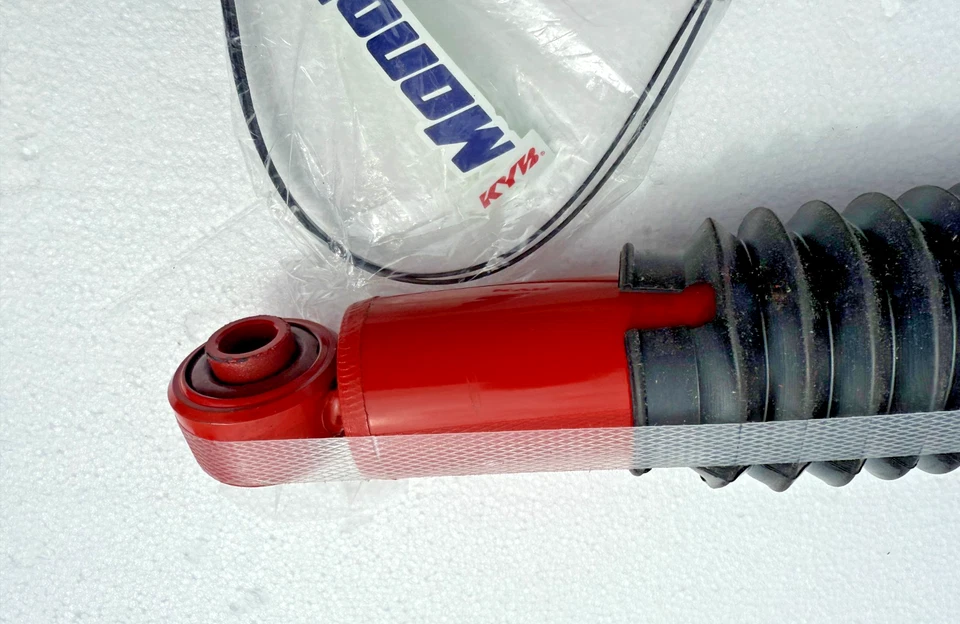 Amortiguador de gas KYB 565132 MonoMax rojo se adapta a RAM 3500 52110144AE 52113675AE 52122233AA Foto 3 de 4