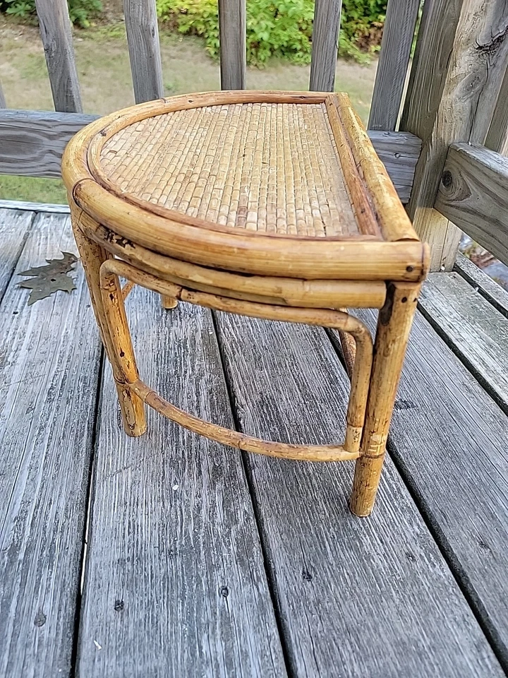 Mesa de exhibición de media luna con soporte para plantas de caña de bambú doblada de colección 16”x10”x10” Foto 2 de 4