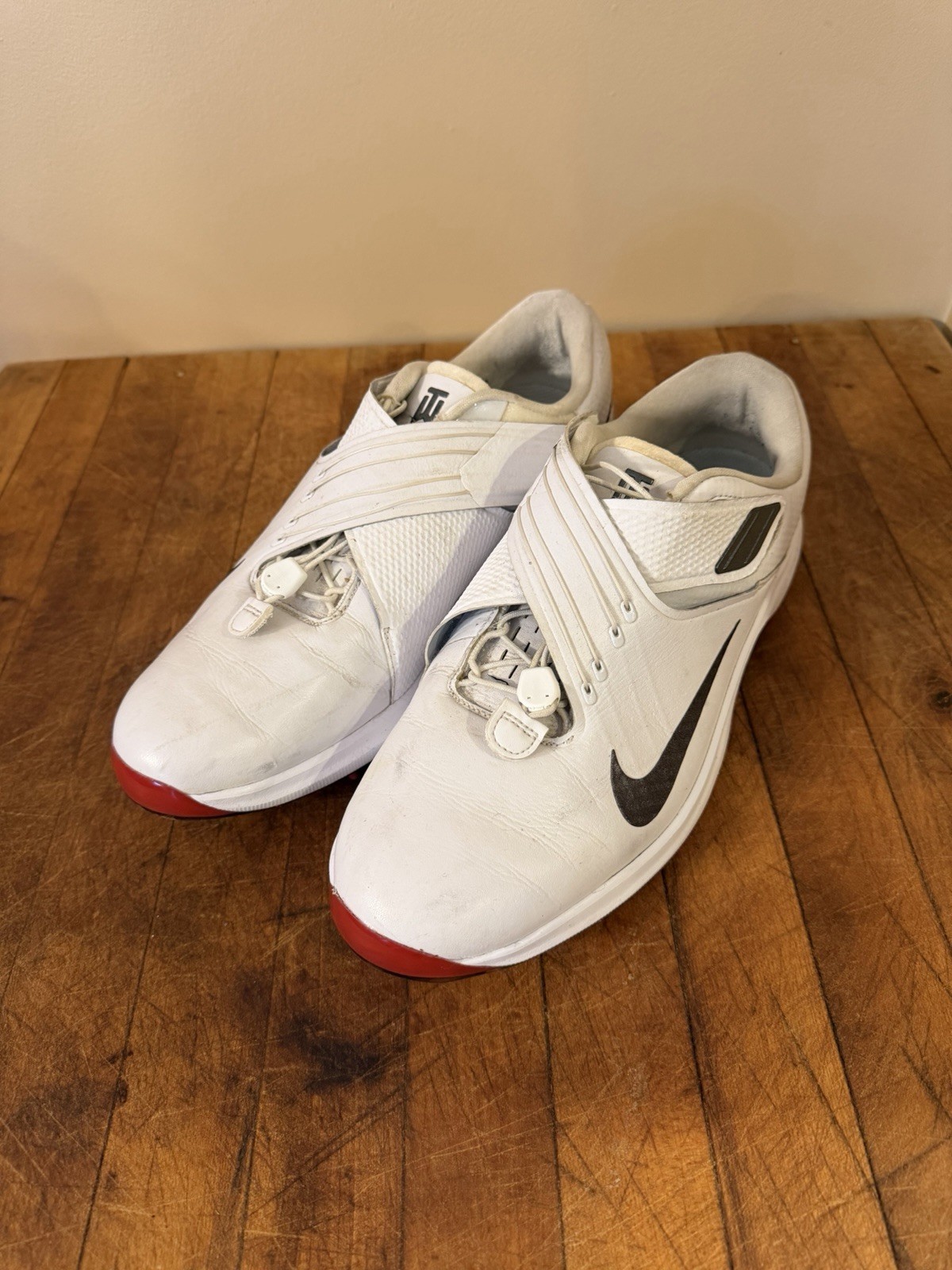 Nike TW 2017 Tiger Woods Golf Cleats Mens 10 White Black Red